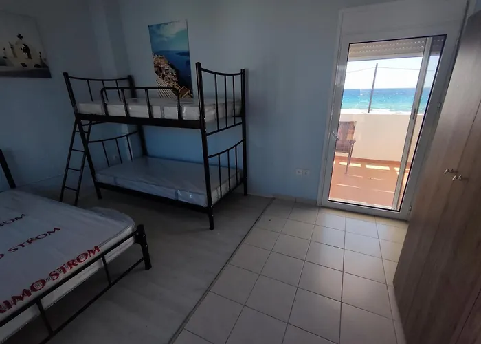 First Line House Appartement *