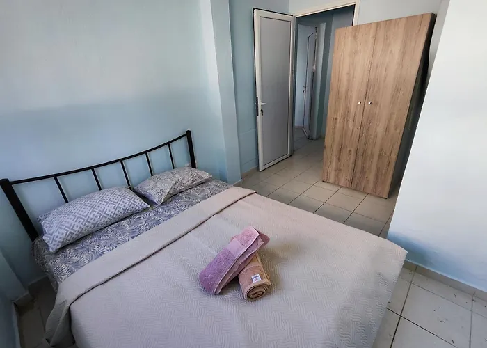 First Line House Appartement *